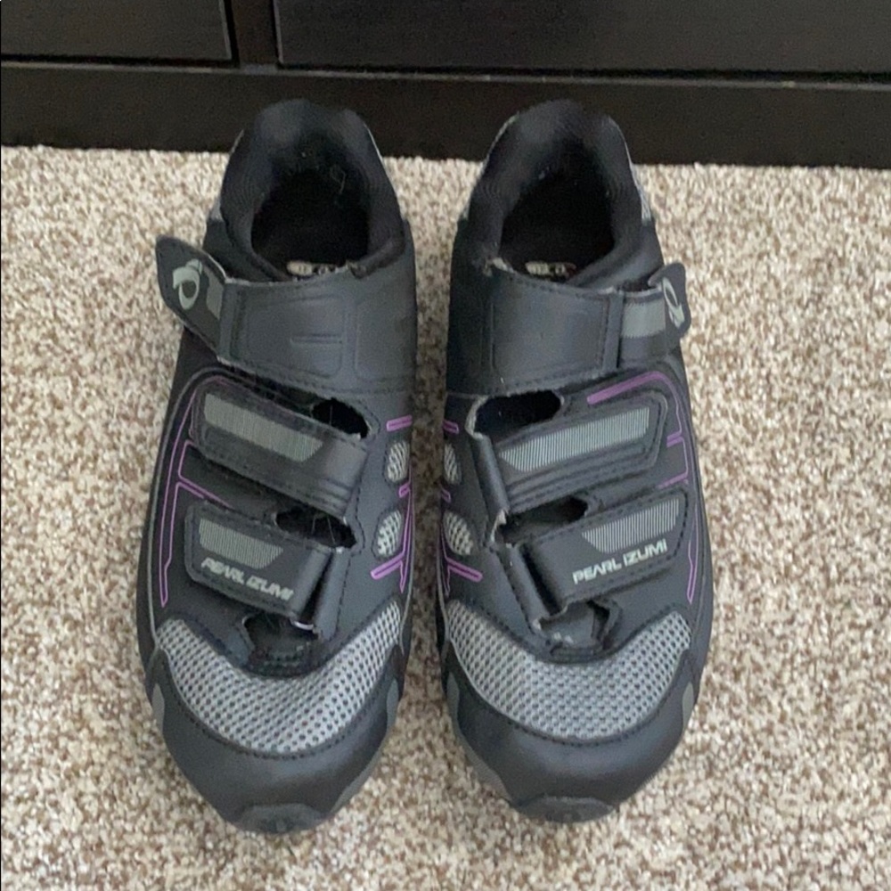Pearl izumi bike shoes with clips.
